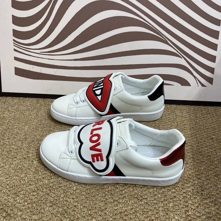 Gucci kisses red lips in white shoes | Yoyubuy Spreadsheet