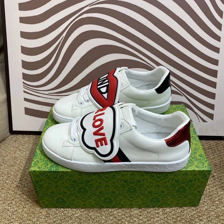 Gucci kisses red lips in white shoes | Yoyubuy Spreadsheet