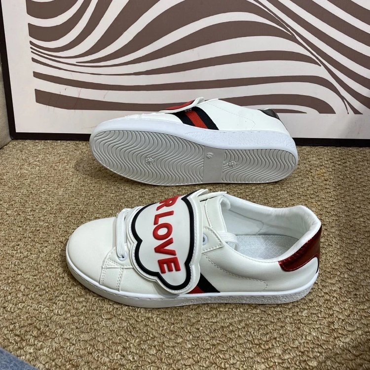 Gucci kisses red lips in white shoes | Yoyubuy Spreadsheet
