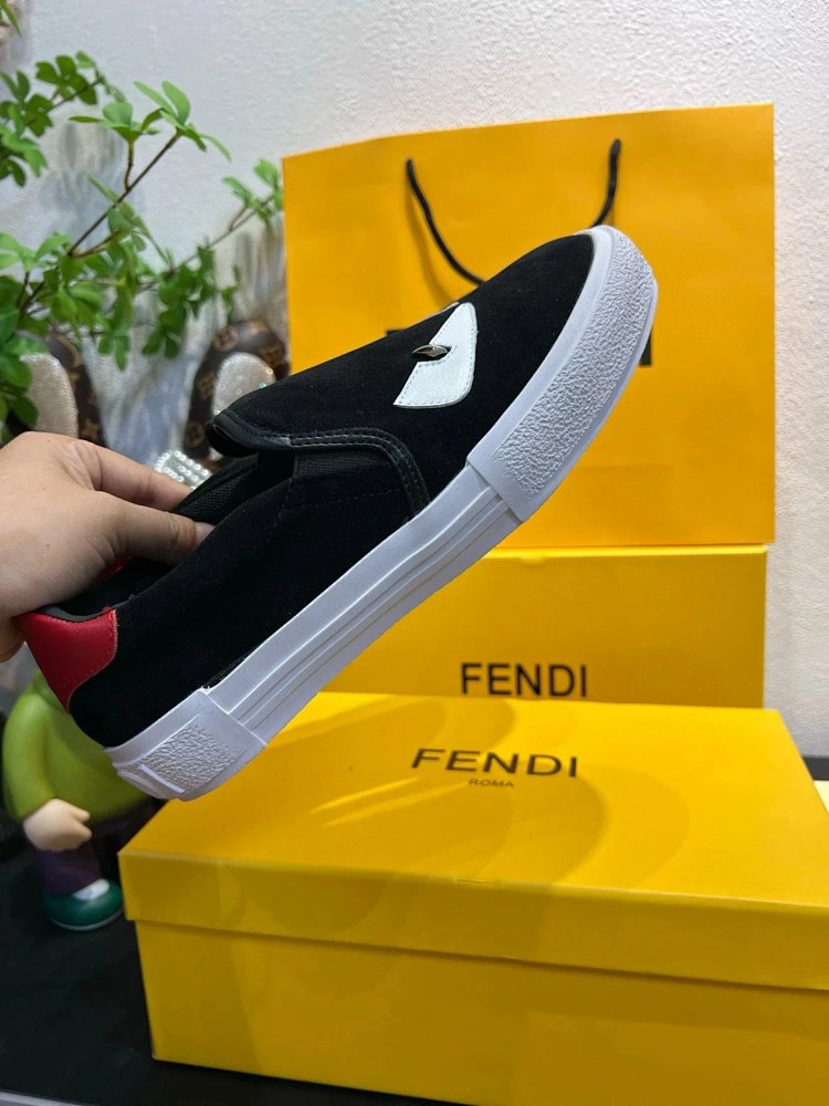 Fendi Monster stomps on board shoes with one foot | Yoyubuy Spreadsheet