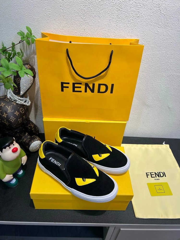 Fendi Monster stomps on board shoes with one foot | Yoyubuy Spreadsheet