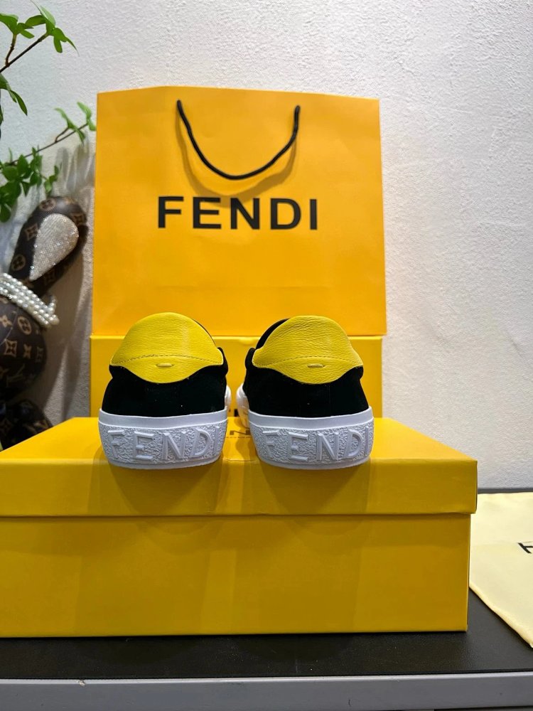 Fendi Monster stomps on board shoes with one foot | Yoyubuy Spreadsheet