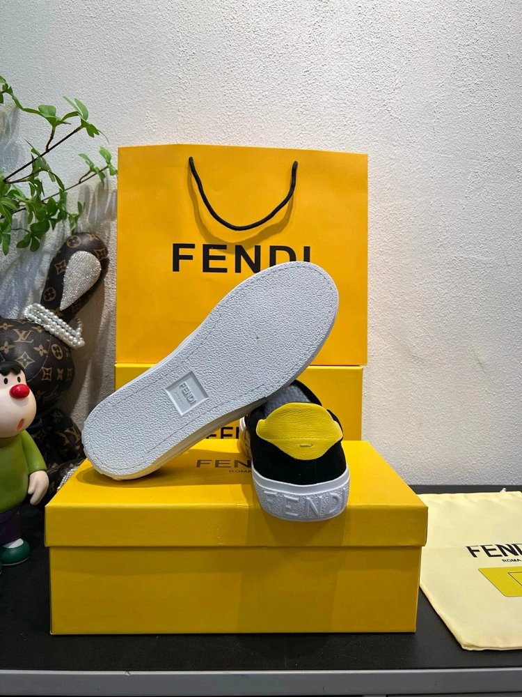 Fendi Monster stomps on board shoes with one foot | Yoyubuy Spreadsheet