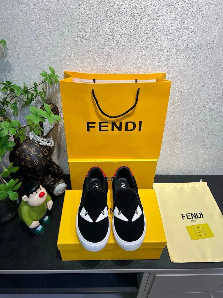 Fendi Monster stomps on board shoes with one foot | Yoyubuy Spreadsheet