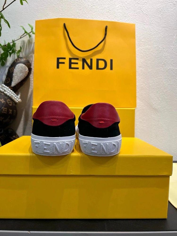 Fendi Monster stomps on board shoes with one foot | Yoyubuy Spreadsheet