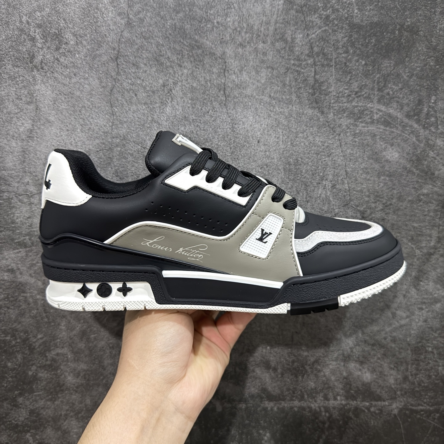 Louis Vuitton Trainer Sneaker T538010 | Yoyubuy Spreadsheet