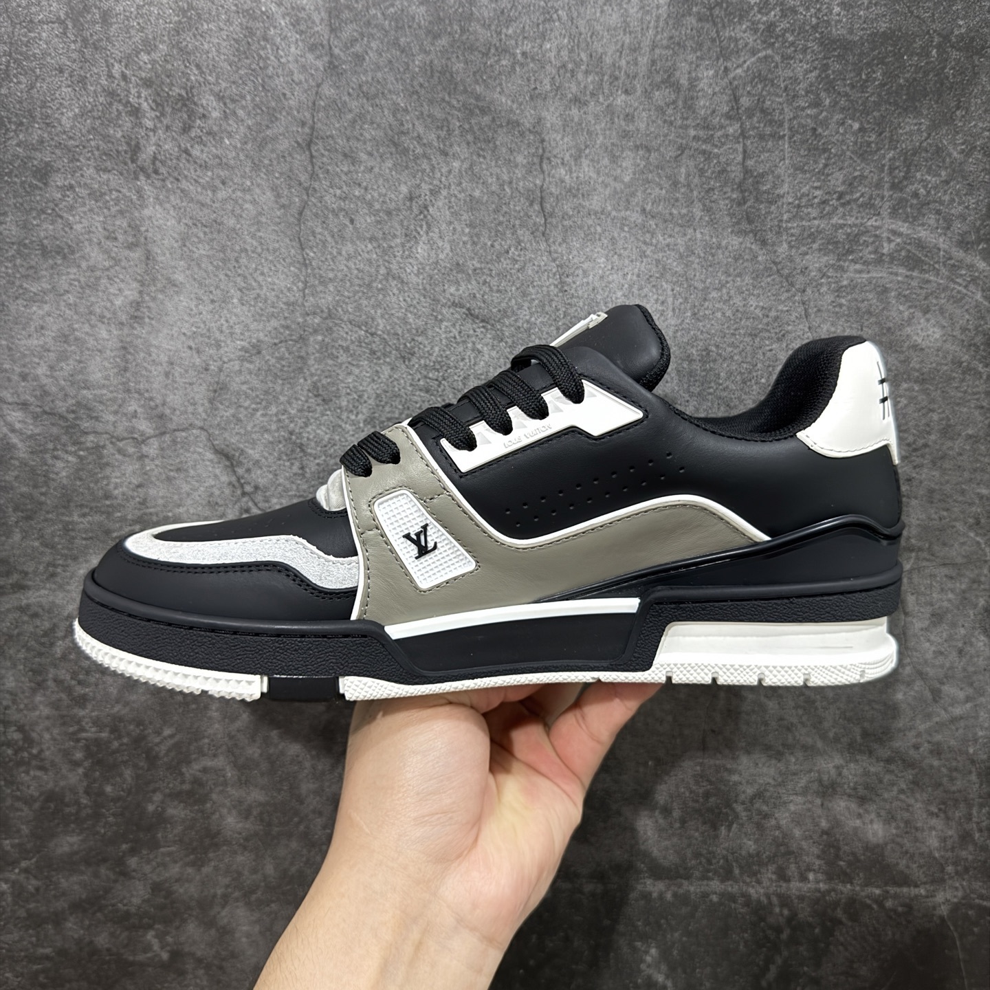 Louis Vuitton Trainer Sneaker T538010 | Yoyubuy Spreadsheet