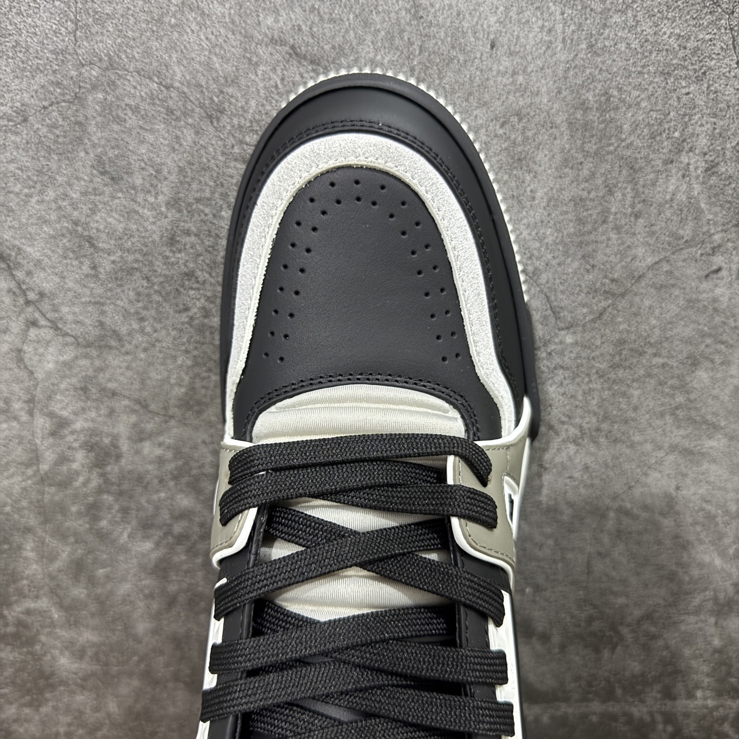 Louis Vuitton Trainer Sneaker T538010 | Yoyubuy Spreadsheet