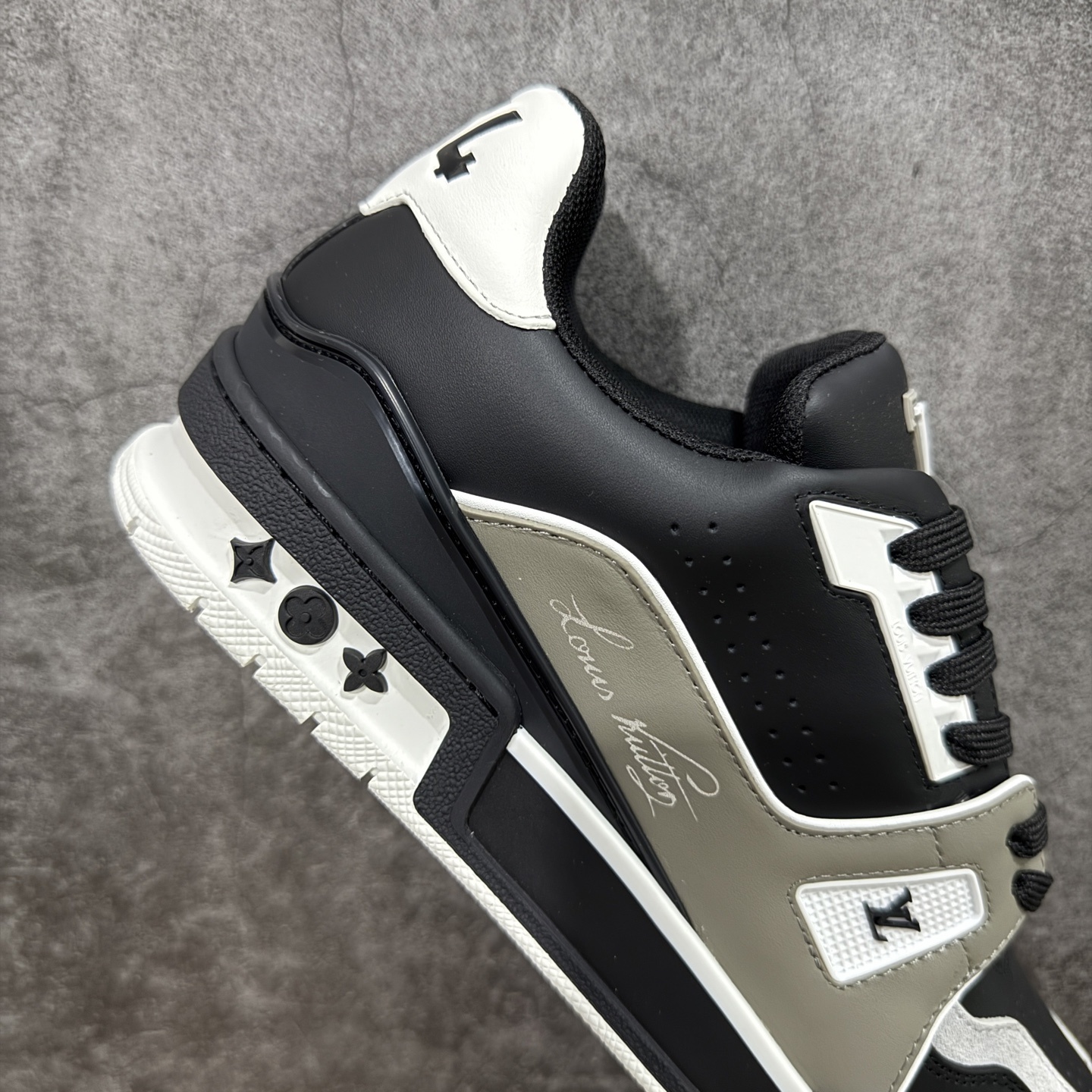 Louis Vuitton Trainer Sneaker T538010 | Yoyubuy Spreadsheet