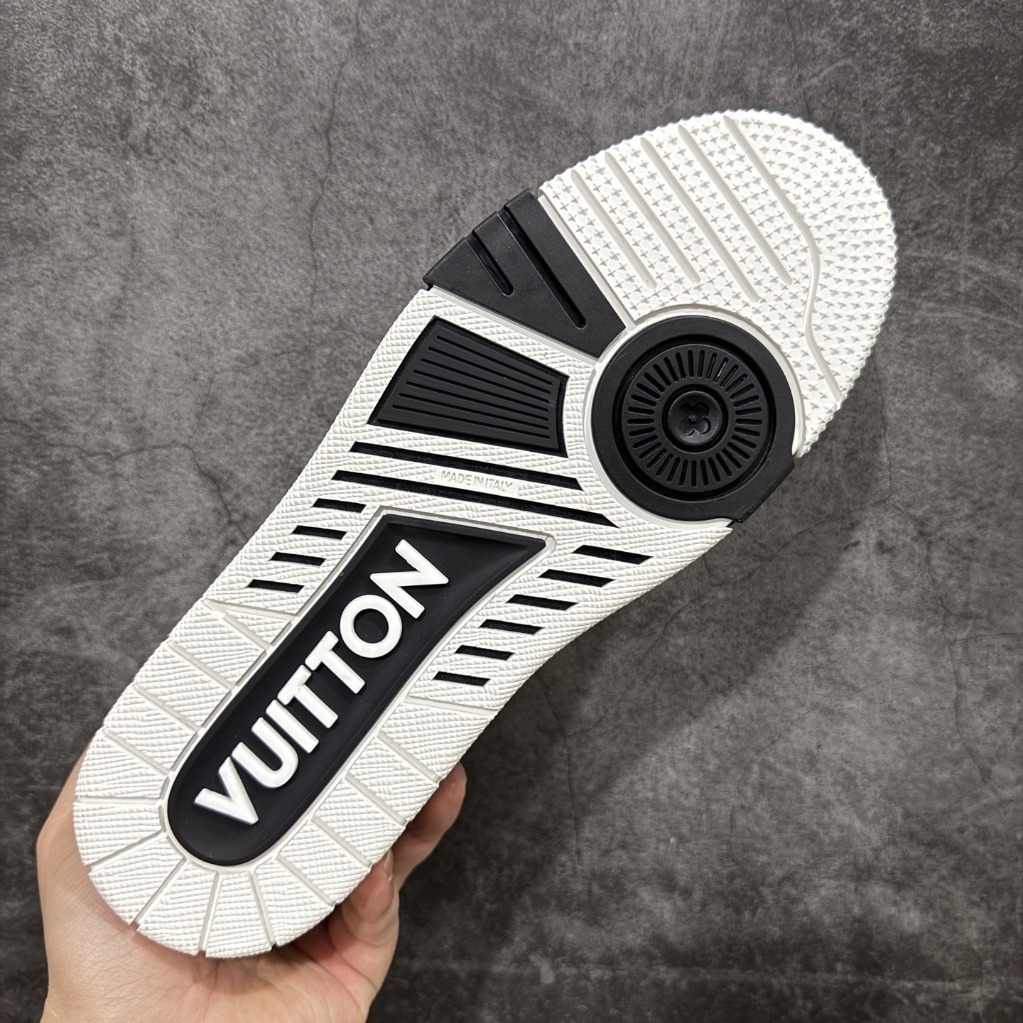 Louis Vuitton Trainer Sneaker T538010 | Yoyubuy Spreadsheet