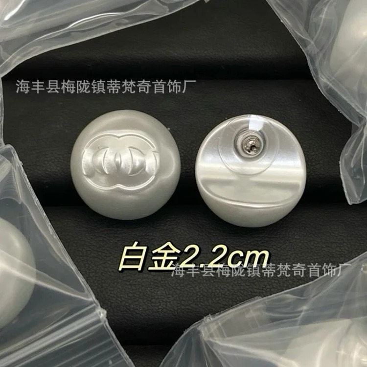 Chanel New Vintage Pearl Heart Earrings