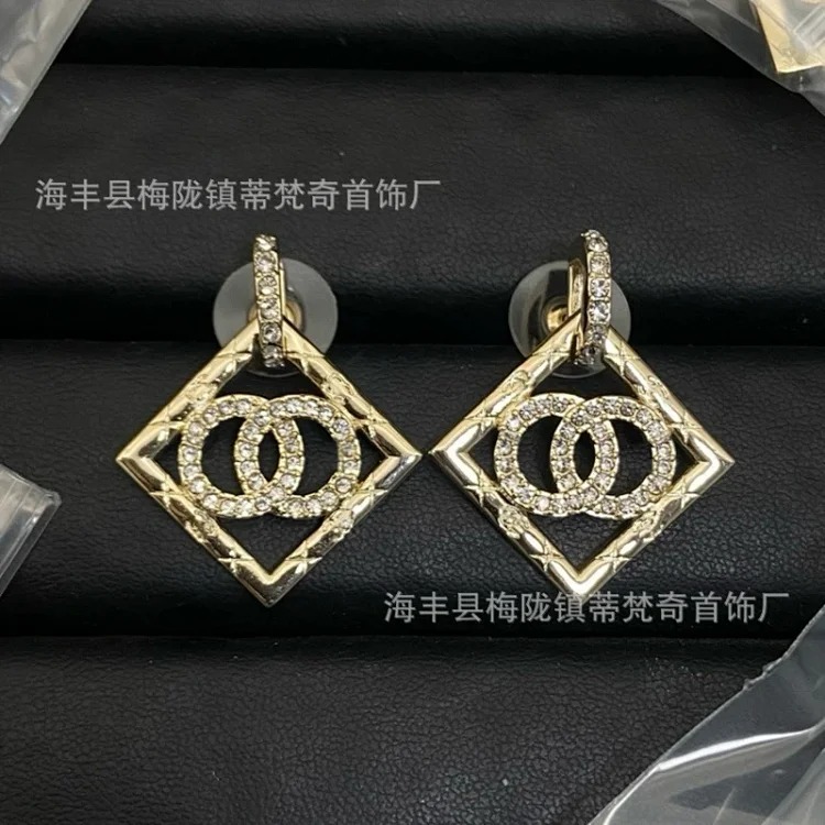 Chanel New Vintage Pearl Heart Earrings