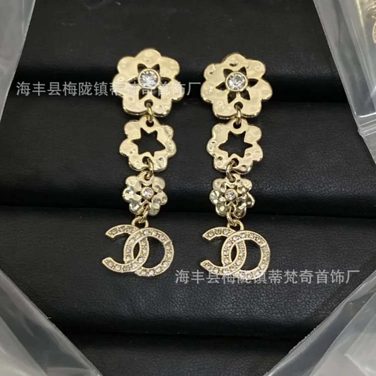 Chanel New Vintage Pearl Heart Earrings