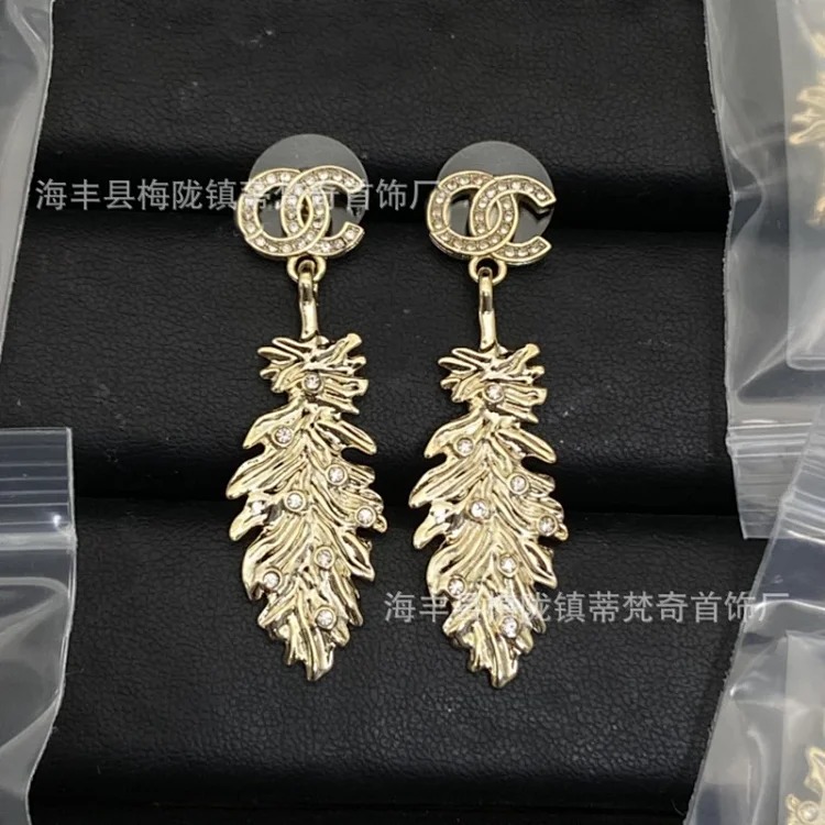 Chanel New Vintage Pearl Heart Earrings