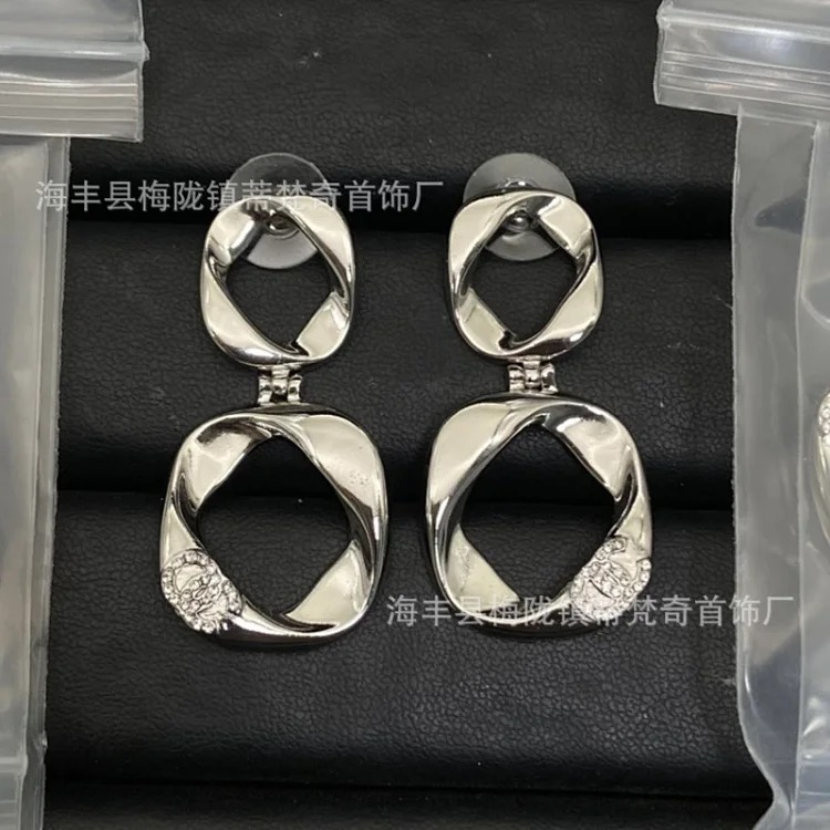 Chanel New Vintage Pearl Heart Earrings