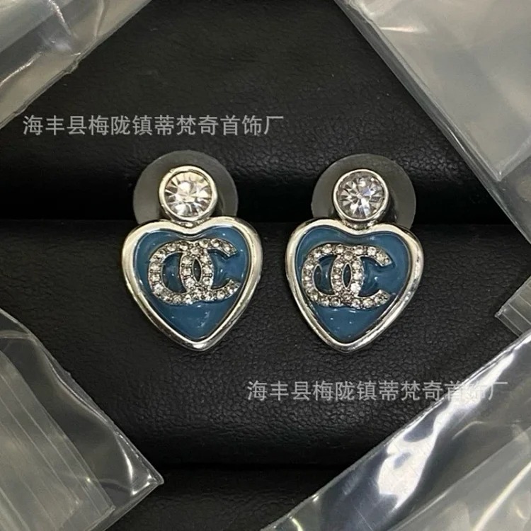 Chanel New Vintage Pearl Heart Earrings