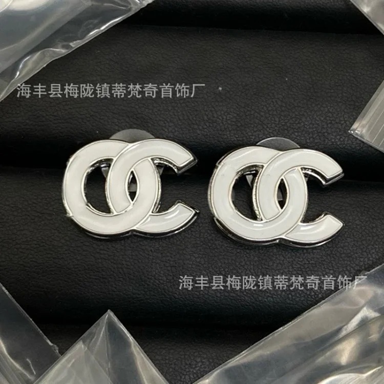 Chanel New Vintage Pearl Heart Earrings