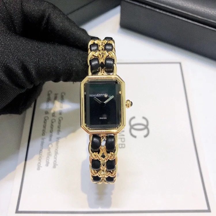 CHANEL PREMIÈRE ROCK series watches have no second hand, no numbers, and no time scales on the dial, allowing you to feel the time as you like.